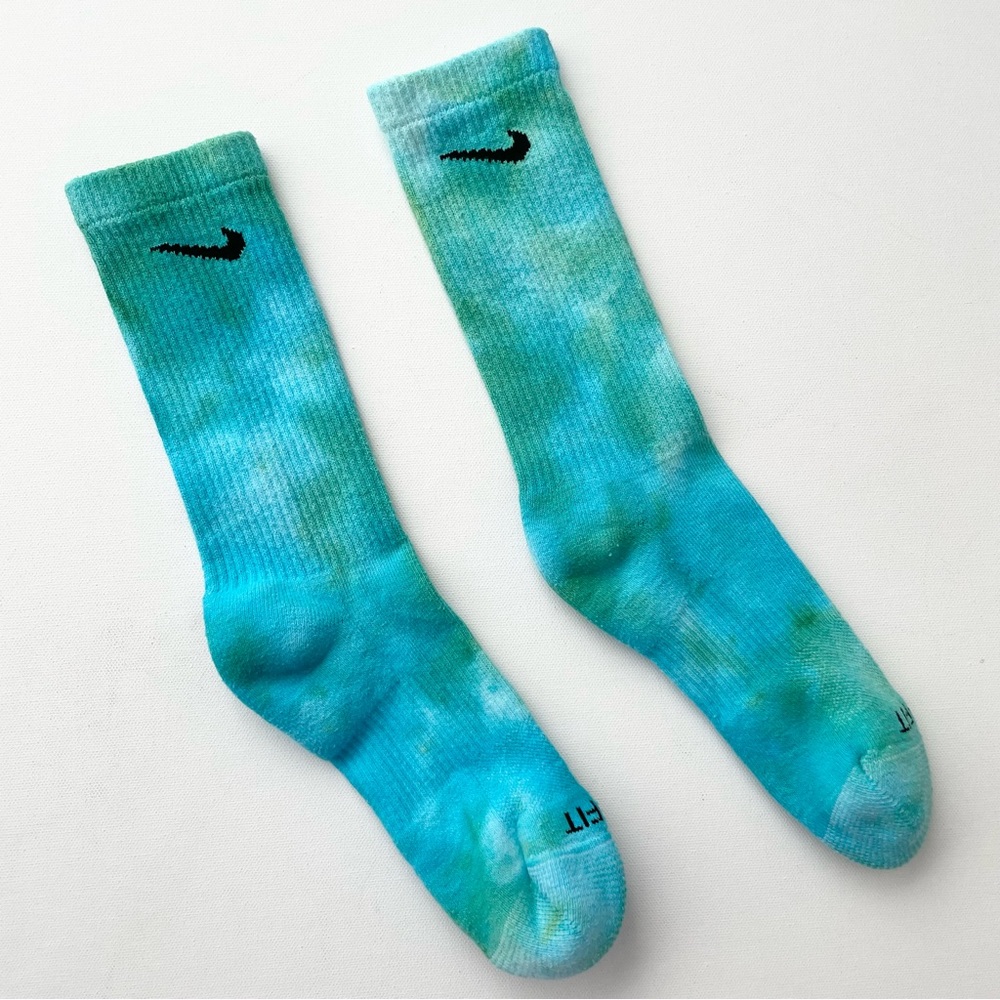 Nike Tie Dye Unisex Women's 6-10 Crew Socks Dri Fit Turqoise Blue Medium - Picture 3 of 5